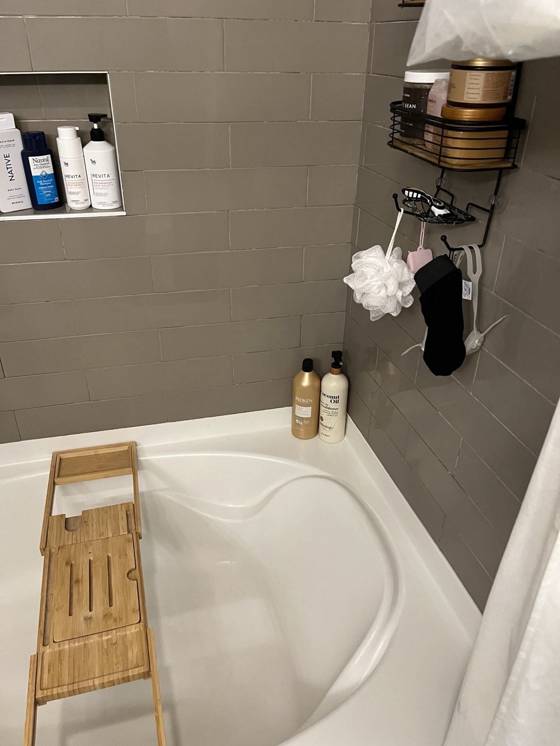 Bathtub after cleaning — clean white tub, spotless and clear